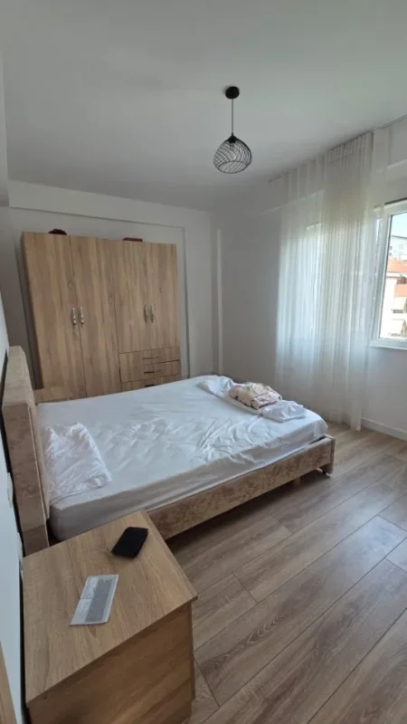 Tirane, jepet me qera apartament 2+1+Ballkon Kati 3, 92 m² 700 € (Liqeni i Thate)