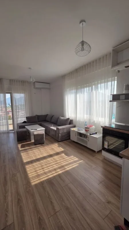 Tirane, jepet me qera apartament 2+1+Ballkon Kati 3, 92 m² 700 € (Liqeni i Thate)
