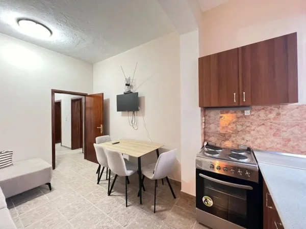 Tirane, jepet me qera 2+1 Kati 5, 70 m² 550 € (Ne zonen e 21 Dhjetorit, rruga Muhamet Gjollesha, prane shkolles “Pjeter Budi)