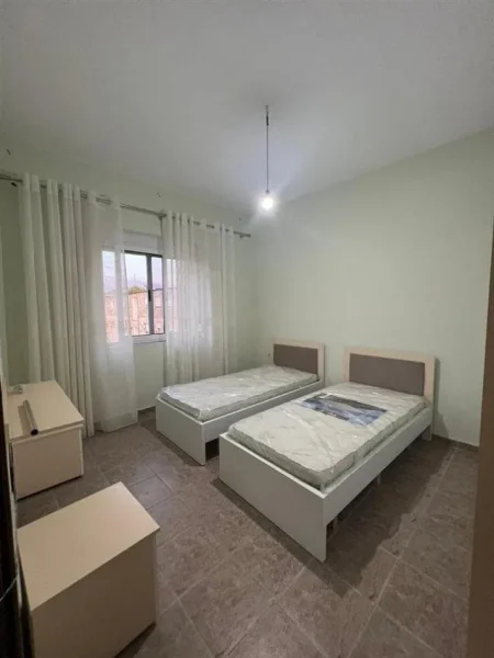Tirane, jepet me qera 2+1 Kati 5, 70 m² 550 € (Ne zonen e 21 Dhjetorit, rruga Muhamet Gjollesha, prane shkolles “Pjeter Budi)