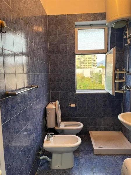 Tirane, jepet me qera 2+1 Kati 5, 70 m² 550 € (Ne zonen e 21 Dhjetorit, rruga Muhamet Gjollesha, prane shkolles “Pjeter Budi)