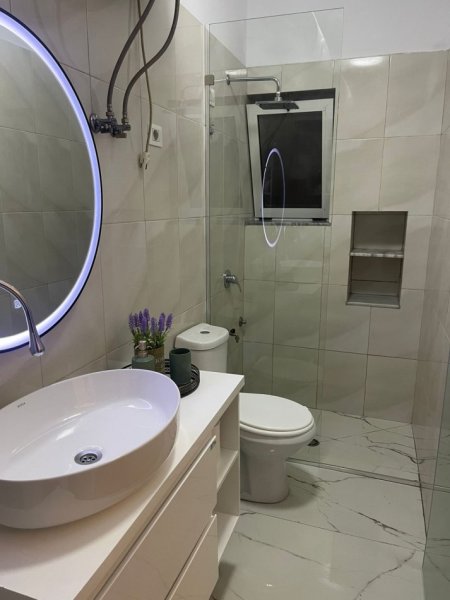 Tirane, jepet me qera apartament 1+1 , 37 m² 400 € (Selvia)