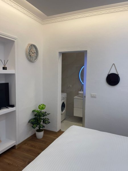 Tirane, jepet me qera apartament 1+1 , 37 m² 400 € (Selvia)