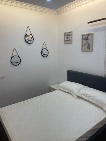 Tirane, jepet me qera apartament 1+1 , 37 m² 400 € (Selvia)