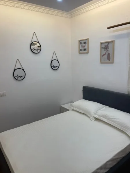 Tirane, jepet me qera apartament 1+1 , 37 m² 400 € (Selvia)