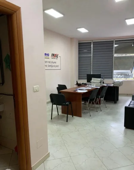 Tirane, jepet me qera zyre Kati 1, 39 m² 500 € (RRUGA E ELBASANIT)