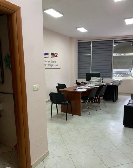 Tirane, jepet me qera zyre Kati 1, 39 m² 500 € (RRUGA E ELBASANIT)