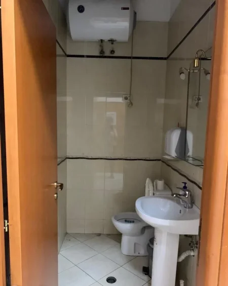 Tirane, jepet me qera zyre Kati 1, 39 m² 500 € (RRUGA E ELBASANIT)