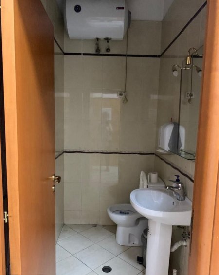 Tirane, jepet me qera zyre Kati 1, 39 m² 500 € (RRUGA E ELBASANIT)