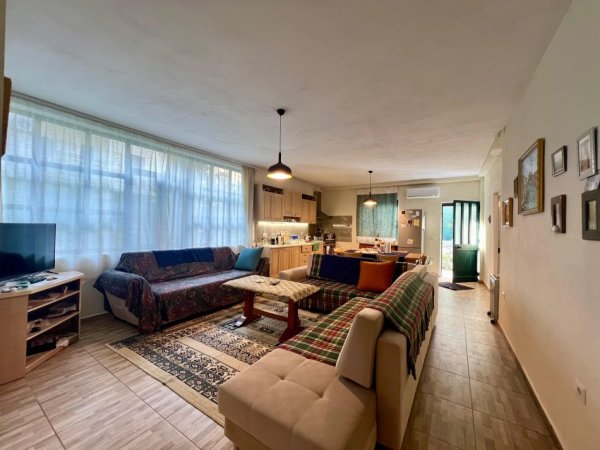 Durres, shitet shtepi 5+1+Ballkon Kati 2, 490 m² 750.000 € (Shkembi i Kavajes)
