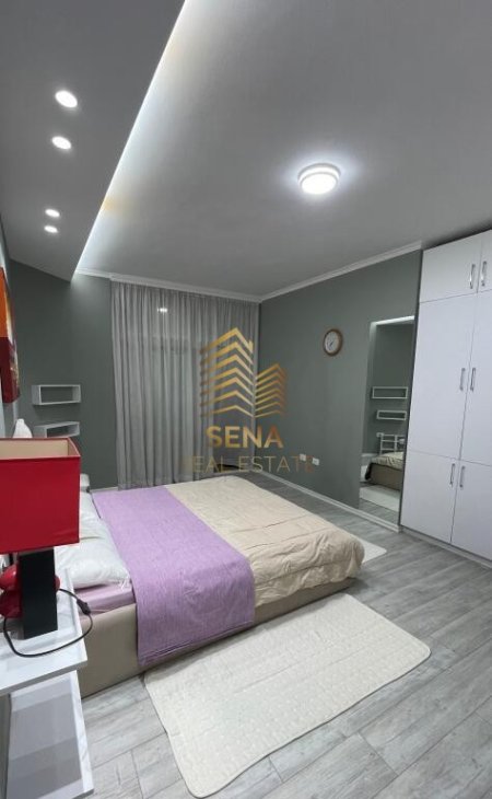 Tirane, jepet me qera apartament 1+1+Ballkon Kati 3, 70 m² 650 € (Komuna e Parisit)