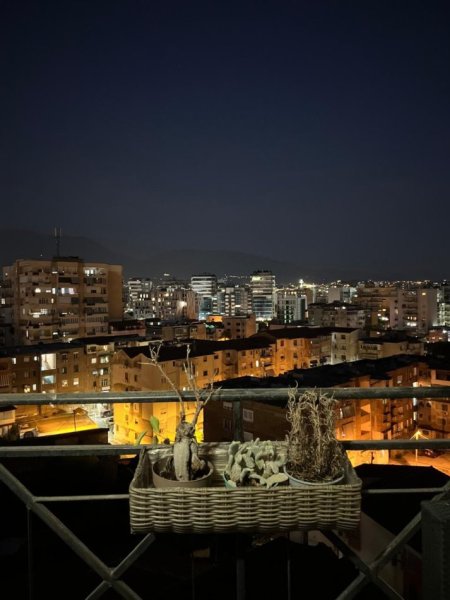 Tirane, jepet me qera apartament 2+1 Kati 8, 650 € (Tek Gjimnazi Sami Frasheri)