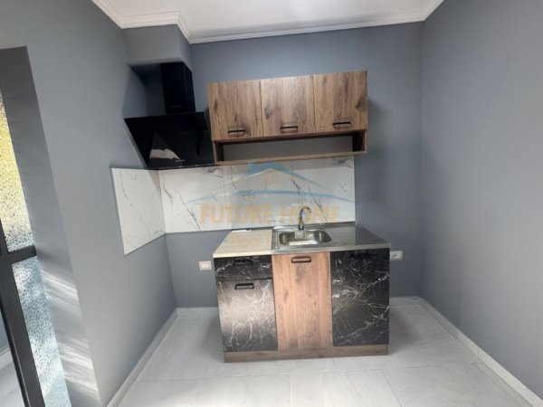 Tirane, jepet me qera apartament 1+1+Ballkon Kati 1, 65 m² 450 € 