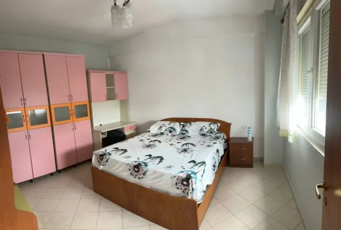 Tirane, jepet me qera apartament 1+1 , 65 m² 400 € (Ali Demi)