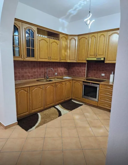 Tirane, jepet me qera apartament 3+1+Ballkon Kati 3, 85 m² 550 € (SELITE)