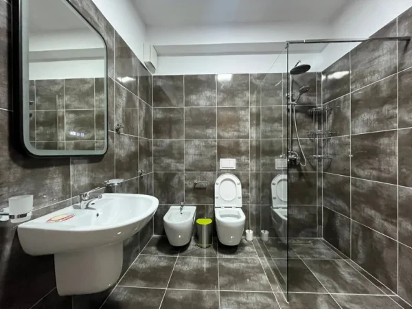 Tirane, jepet me qera apartament 1+1+Ballkon Kati 2, 85 m² 900 € (Myslym Shyri)