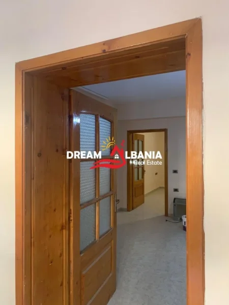 Tirane, jepet me qera zyre Kati 1, 62 m² 450 € (ne rrugen Muhamet Gjollesha)