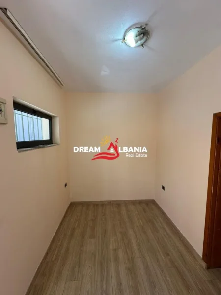 Tirane, jepet me qera zyre Kati 1, 62 m² 450 € (ne rrugen Muhamet Gjollesha)