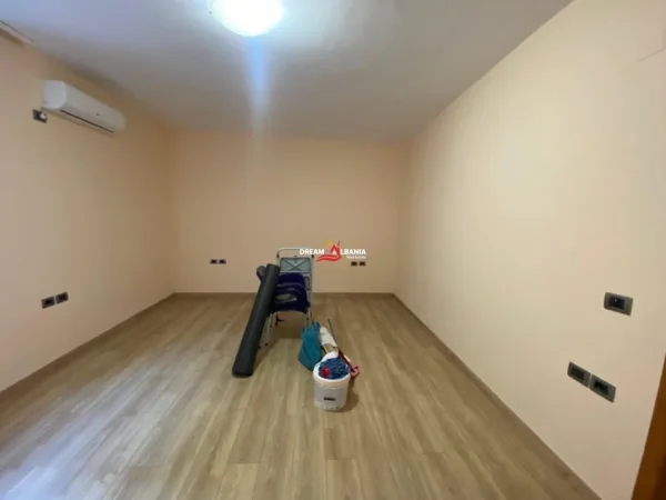 Tirane, jepet me qera zyre Kati 1, 62 m² 450 € (ne rrugen Muhamet Gjollesha)