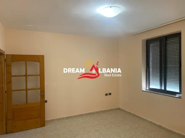 Tirane, jepet me qera zyre Kati 1, 62 m² 450 € (ne rrugen Muhamet Gjollesha)