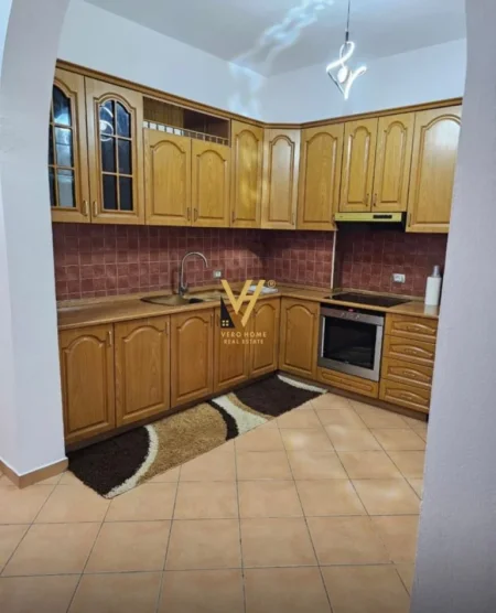 Tirane, jepet me qera apartament 3+1 Kati 2, 85 m² 550 € SELITE