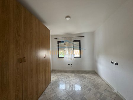 Tirane, jepet me qera apartament 3+1 Kati 3, 170 m² 650 € 