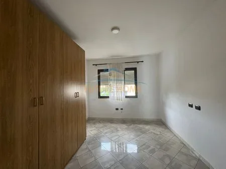 Tirane, jepet me qera apartament 3+1 Kati 3, 170 m² 650 € 