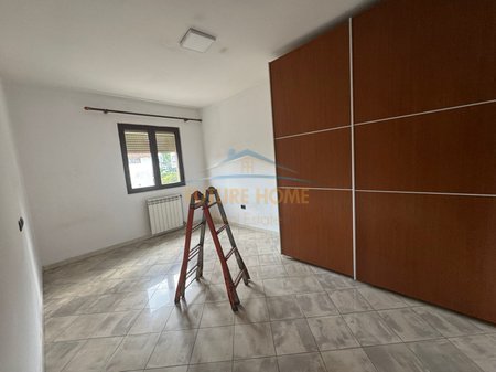 Tirane, jepet me qera apartament 3+1 Kati 3, 170 m² 650 € 