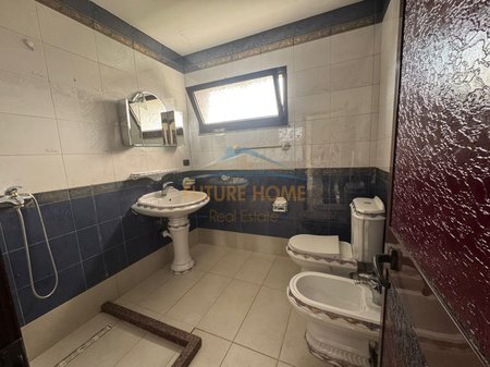 Tirane, jepet me qera apartament 3+1 Kati 3, 170 m² 650 € 