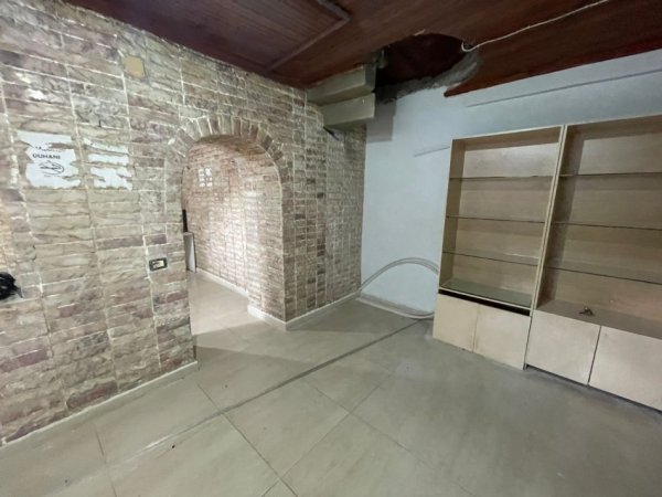Tirane, jepet me qera dyqan Kati 0, 45 m² 400 € (Shkolla e Bashkuar)