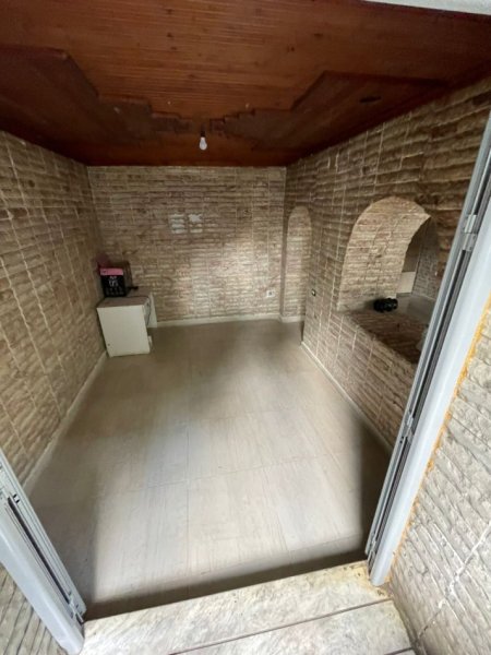 Tirane, jepet me qera dyqan Kati 0, 45 m² 400 € (Shkolla e Bashkuar)