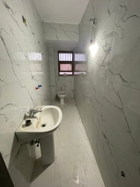 Tirane, jepet me qera dyqan Kati 0, 45 m² 400 € (Shkolla e Bashkuar)
