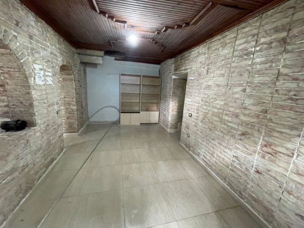Tirane, jepet me qera dyqan Kati 0, 45 m² 400 € (Shkolla e Bashkuar)