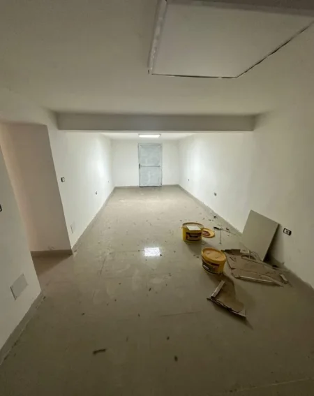 Tirane, jap me qera magazine Kati 0, 55 m² 460 € (AFER XIBRAKEVE)