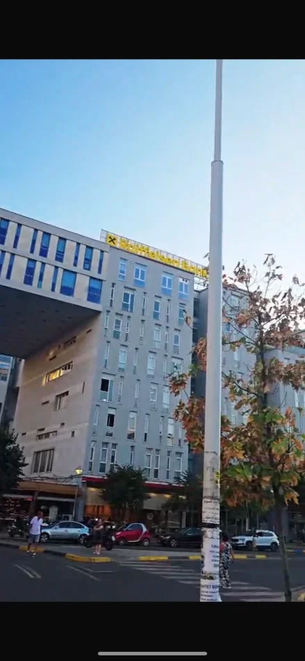 Tirane, jepet me qera ambjent biznesi Kati 2, 98 m² 900 € (Komuna e Parisit)