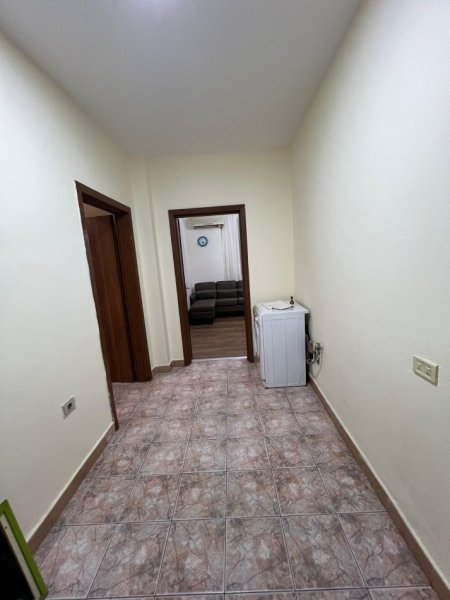 Tirane, jepet me qera apartament 2+1 Kati 1, 68 m² 500 € (Rruga e Fortuzit,perballe Eko Market)