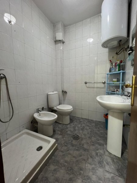 Tirane, jepet me qera apartament 2+1 Kati 1, 68 m² 500 € (Rruga e Fortuzit,perballe Eko Market)