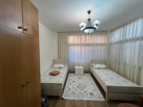 Tirane, jepet me qera apartament 2+1 Kati 1, 68 m² 500 € (Rruga e Fortuzit,perballe Eko Market)