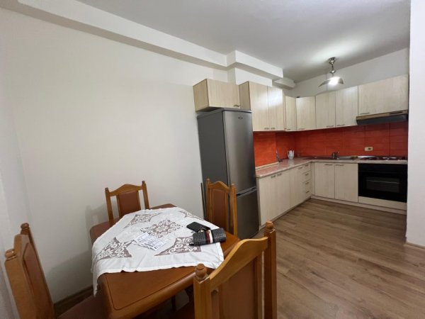 Tirane, jepet me qera apartament 2+1 Kati 1, 68 m² 500 € (Rruga e Fortuzit,perballe Eko Market)