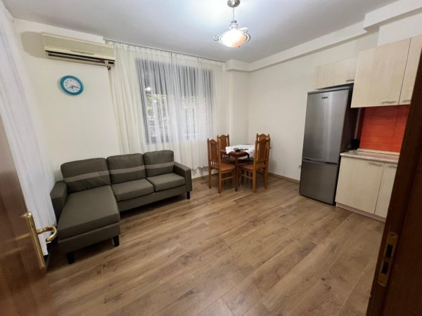Tirane, jepet me qera apartament 2+1 Kati 1, 68 m² 500 € (Rruga e Fortuzit,perballe Eko Market)