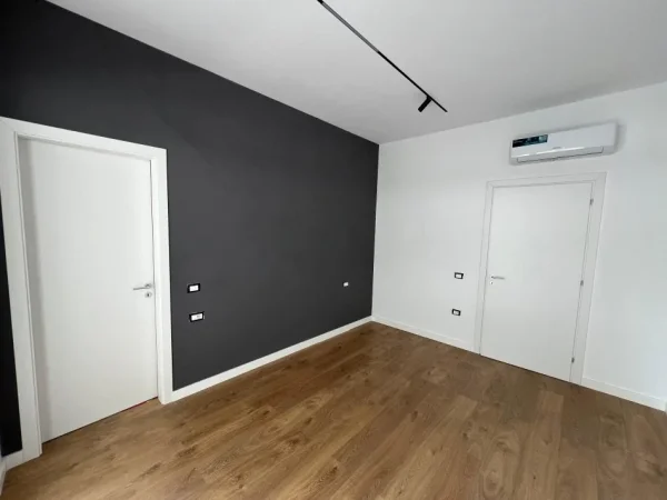 Tirane, jepet me qera zyre Kati 5, 141 m² 1.500 € (Vasil Shanto)