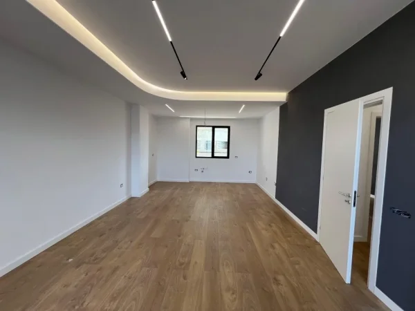 Tirane, jepet me qera zyre Kati 5, 141 m² 1.500 € (Vasil Shanto)