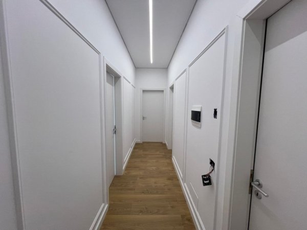 Tirane, jepet me qera zyre Kati 5, 141 m² 1.500 € (Vasil Shanto)