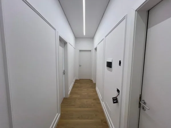 Tirane, jepet me qera zyre Kati 5, 141 m² 1.500 € (Vasil Shanto)