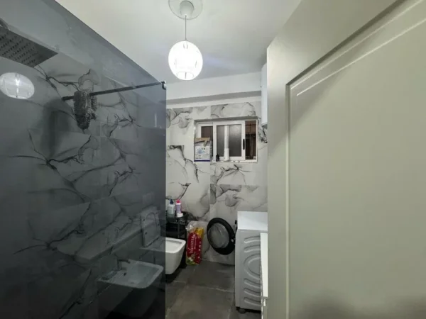 Tirane, shitet apartament 2+1+Ballkon Kati 9, 98 m² 155.000 € (Ne Porcelan, rruga Kongresi i Manastirit, prane UET)