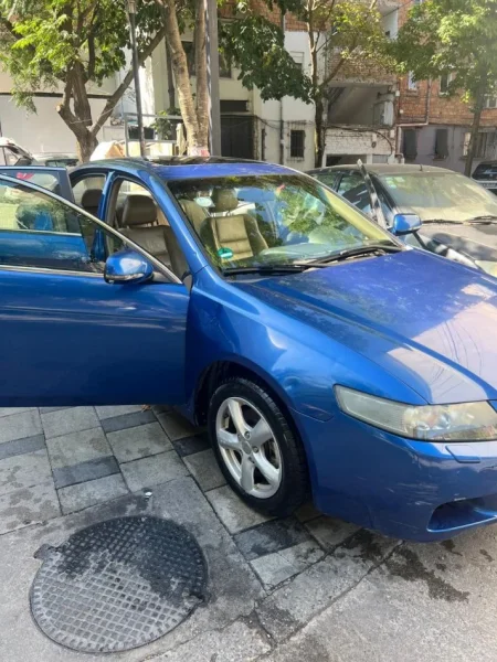 Tirane, shes makine Honda Acord Nafte, blu manuale Klima 247.000 km 1.600 €