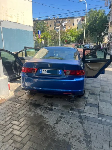 Tirane, shes makine Honda Acord Nafte, blu manuale Klima 247.000 km 1.600 €