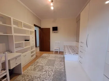 Tirane, jepet me qera apartament 2+1+2+Ballkon Kati 7, 97 m² 750 € (Pazari i Ri)