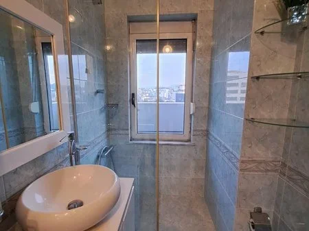 Tirane, jepet me qera apartament 2+1+2+Ballkon Kati 7, 97 m² 750 € (Pazari i Ri)