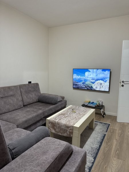 Tirane, jepet me qera apartament 1+1 Kati 3, 500 € (Rruga Dibres prane universitetit te mjekesise)